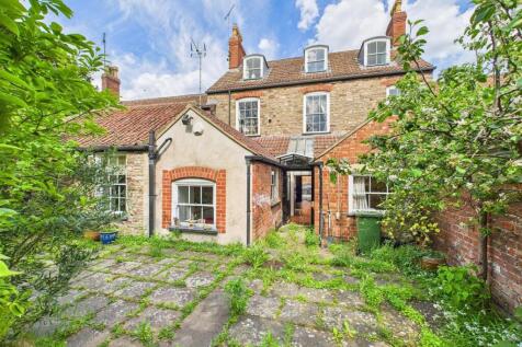10 - LARGE HOUSE WITH ATTACHED 3- BED ANNEX THORNB
