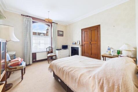 14 - LARGE HOUSE WITH ATTACHED 3- BED ANNEX THORNB