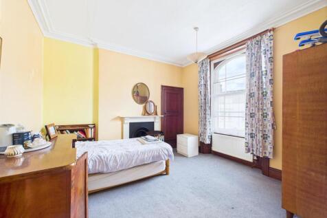15 - LARGE HOUSE WITH ATTACHED 3- BED ANNEX THORNB