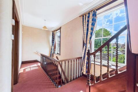 17 - LARGE HOUSE WITH ATTACHED 3- BED ANNEX THORNB