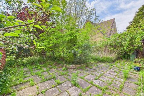 19 - LARGE HOUSE WITH ATTACHED 3- BED ANNEX THORNB