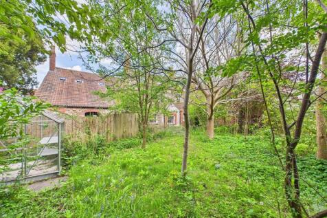 20 - LARGE HOUSE WITH ATTACHED 3- BED ANNEX THORNB