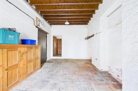 24 - LARGE HOUSE WITH ATTACHED 3- BED ANNEX THORNB