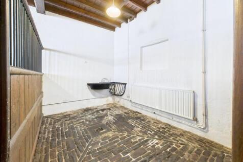 28 - LARGE HOUSE WITH ATTACHED 3- BED ANNEX THORNB
