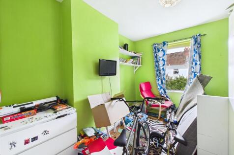 11 - Three-bedroom mid-terrace house.jpg