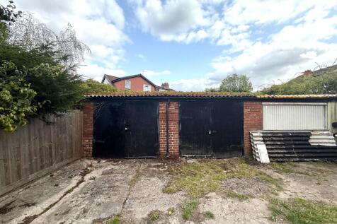 garages at palmerstonm rd.JPG