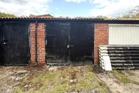 Garage 9 Palmerston Road (2).JPG