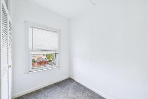 8 - 3 bedroom terraced house.jpg