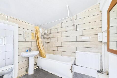 9 - 3 bedroom terraced house.jpg