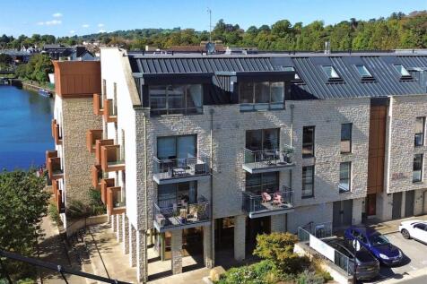 1 - Modern 2-Bedroom Flat for Auction in Bath.JPG