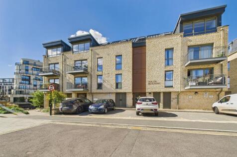 3 - Modern 2-Bedroom Flat for Auction in Bath.jpg