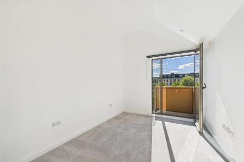 7 - Modern 2-Bedroom Flat for Auction in Bath.jpg