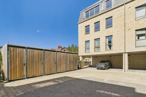 11 - Modern 2-Bedroom Flat for Auction in Bath.jpg
