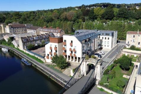 12 - Modern 2-Bedroom Flat for Auction in Bath.JPG