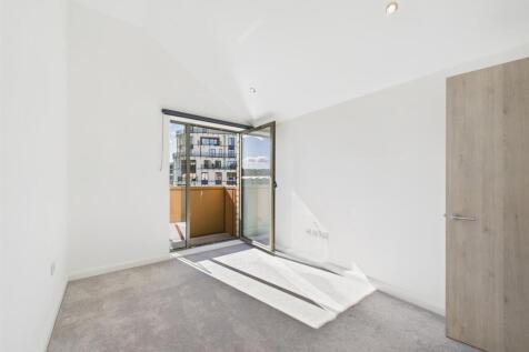 14 - Modern 2-Bedroom Flat for Auction in Bath.jpg