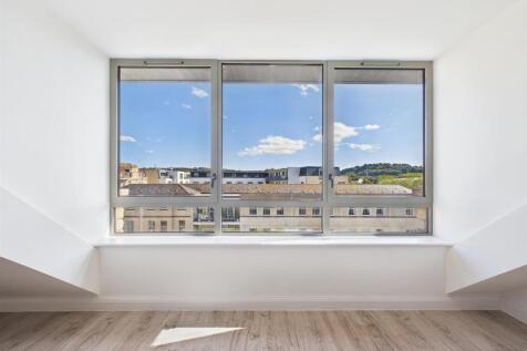 15 - Modern 2-Bedroom Flat for Auction in Bath.jpg
