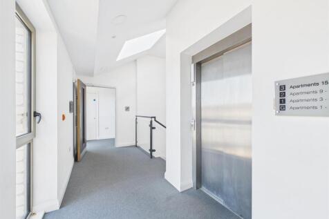 17 - Modern 2-Bedroom Flat for Auction in Bath.jpg