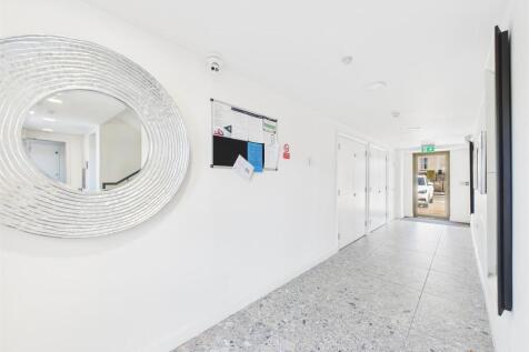18 - Modern 2-Bedroom Flat for Auction in Bath.jpg