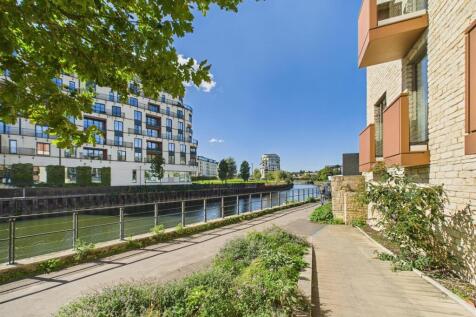 20 - Modern 2-Bedroom Flat for Auction in Bath.jpg