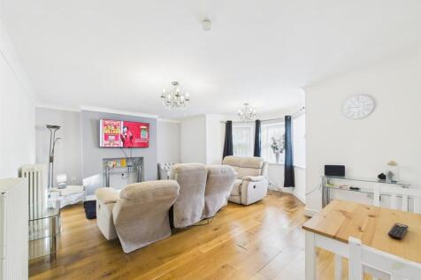 2 - Spacious Garden Flat for Auction, Kingswood.jp