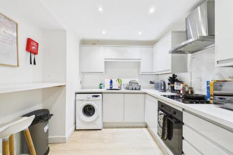 3 - Spacious Garden Flat for Auction, Kingswood.jp