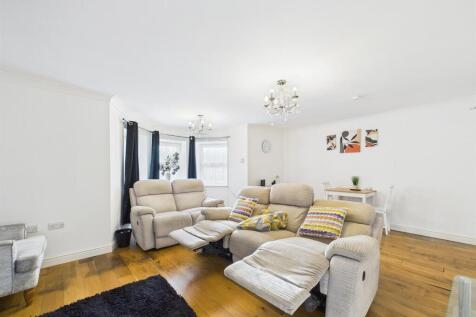 10 - Spacious Garden Flat for Auction, Kingswood.j