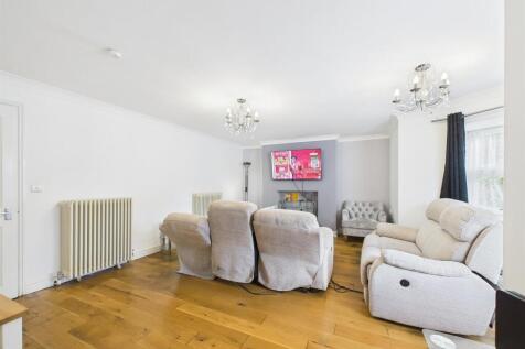 14 - Spacious Garden Flat for Auction, Kingswood.j