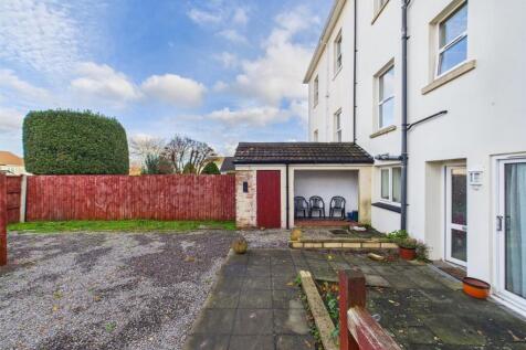 17 - Spacious Garden Flat for Auction, Kingswood.j