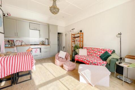 Living Room / Kitchen