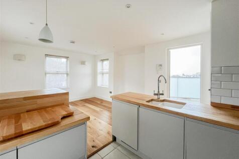 Kitchen/ Living Room