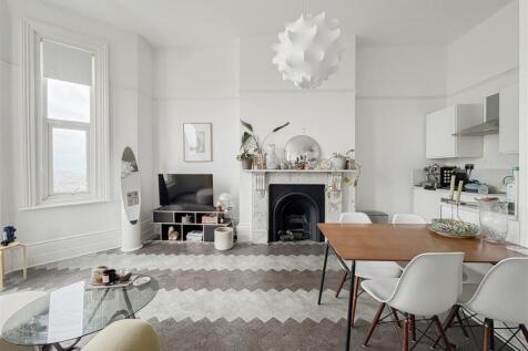 Living Room / Kitchen