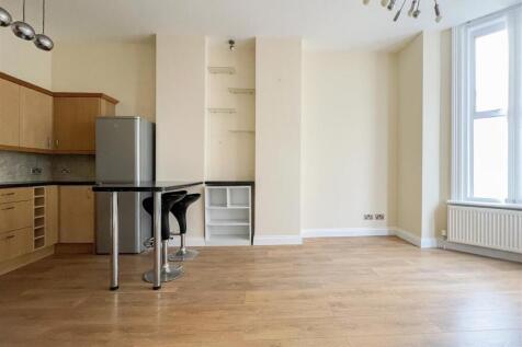 Kitchen/ Living Room