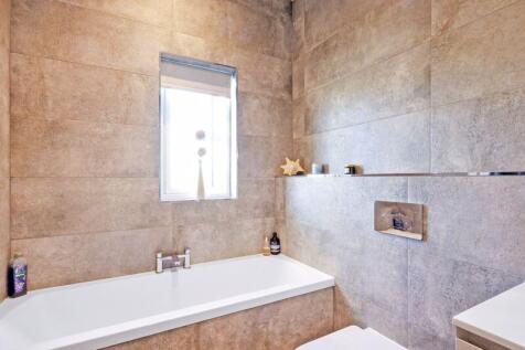 Master ensuite bath and shower room