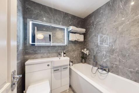Master ensuite bathroom