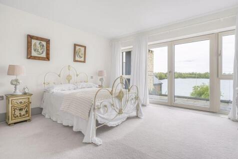 Master bedroom - lake view