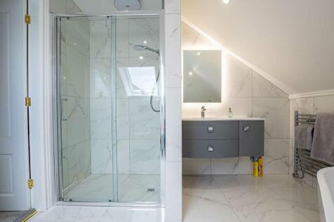 EN-SUITE BATHROOM