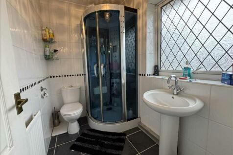 ENSUITE SHOWER ROOM