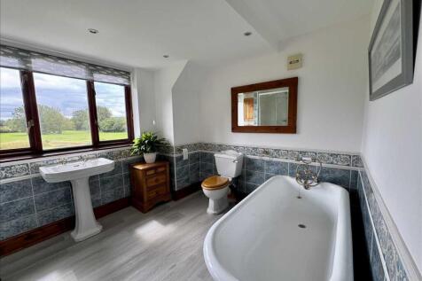 ENSUITE BATHROOM