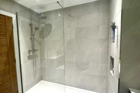 EN-SUITE SHOWER ROOM