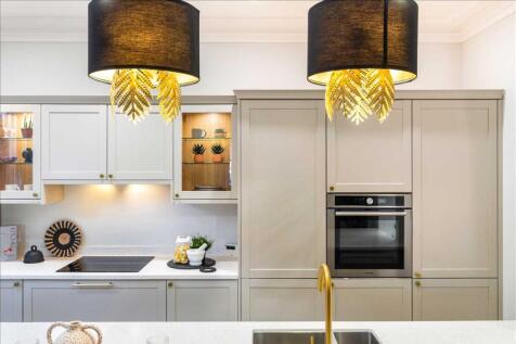 APARTMENT 1 / SHOW