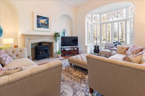 FRONT SITTING ROOM