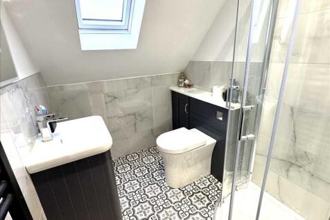 EN-SUITE SHOWER ROOM
