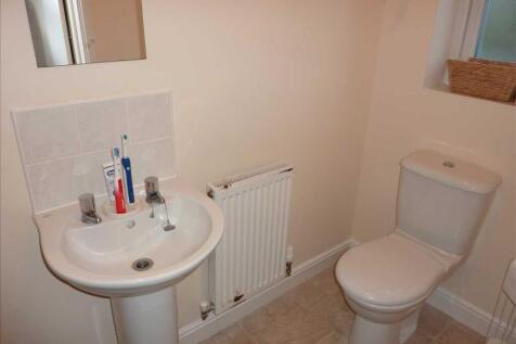 EN-SUITE SHOWER ROOM
