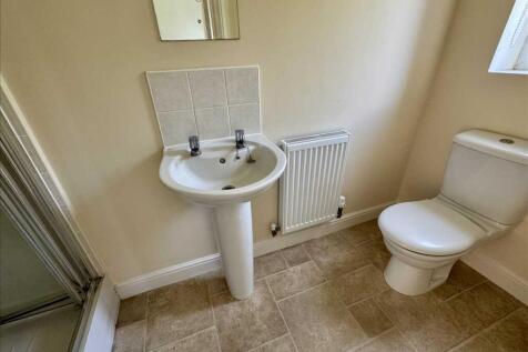 EN-SUITE SHOWER ROOM