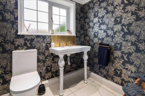 EN-SUITE SHOWER ROOM