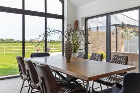 DINING AREA/SUN