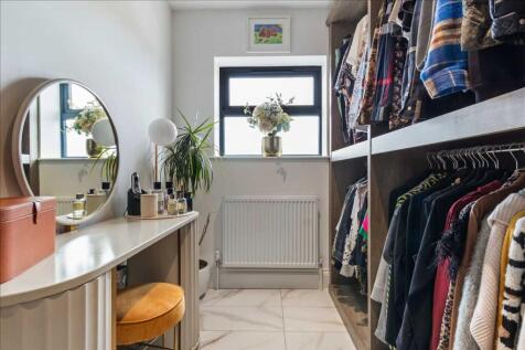 EN-SUITE DRESSING