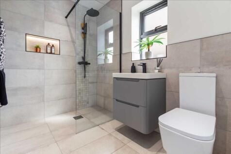 EN-SUITE SHOWER ROOM
