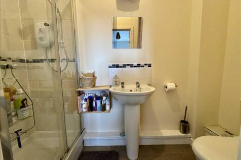 EN-SUITE SHOWER ROOM
