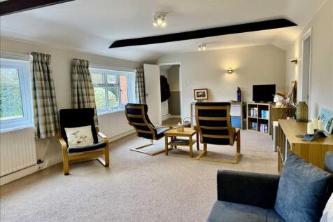LOUNGE/BEDROOM